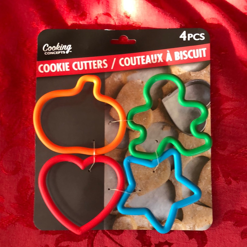 ☀️ 3/$10 Holiday plastic bake cookie cutters 4 pack ( see description)